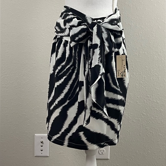 NWT, Hanna & Gracie, self-tie wrap skirt, animal print, knee length,size medium. - Picture 3 of 12